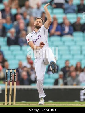 Londra, Regno Unito. 9 settembre 2024. Chris Woakes dell'Inghilterra consegna il pallone durante il 3° Rothesay test Match Day Four England contro Sri Lanka al Kia Oval, Londra, Regno Unito, 9 settembre 2024 (foto di Mark Cosgrove/News Images) a Londra, Regno Unito il 9/9/2024. (Foto di Mark Cosgrove/News Images/Sipa USA) credito: SIPA USA/Alamy Live News Foto Stock