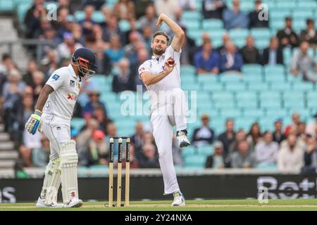 Londra, Regno Unito. 9 settembre 2024. Chris Woakes dell'Inghilterra consegna il pallone durante il 3° Rothesay test Match Day Four England contro Sri Lanka al Kia Oval, Londra, Regno Unito, 9 settembre 2024 (foto di Mark Cosgrove/News Images) a Londra, Regno Unito il 9/9/2024. (Foto di Mark Cosgrove/News Images/Sipa USA) credito: SIPA USA/Alamy Live News Foto Stock