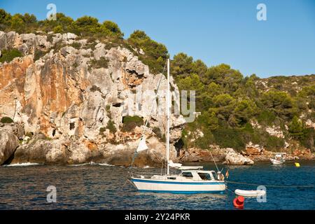 Dimore rupestri preistoriche, baia di Cales Coves, Cami de Cavalls, GR223, Minorca, isole Baleari, Spagna. Foto Stock