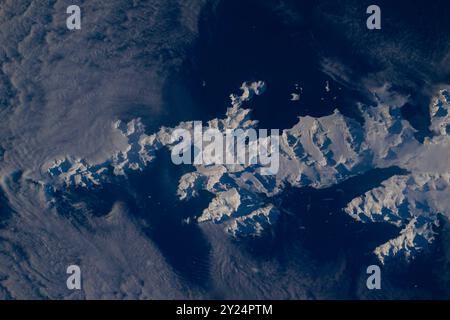 ISS - 01 settembre 2024 - nell'oceano Atlantico meridionale si trova un'isola della Georgia del Sud ricoperta di neve. Il territorio britannico d'oltremare è stato fotografato da NA Foto Stock