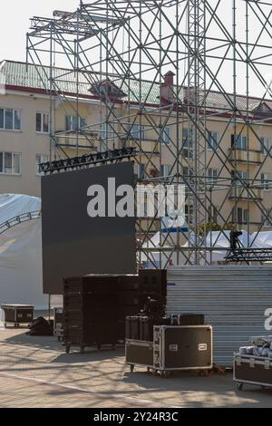 Attrezzature da palco per l'organizzazione di spettacoli di concerti. Scatole con attrezzatura da concerto: Altoparlanti, illuminazione, amplificatori, pannelli LED e cavi. Foto Stock