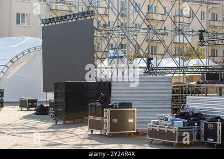 Attrezzature da palco per l'organizzazione di spettacoli di concerti. Scatole con attrezzatura da concerto: Altoparlanti, illuminazione, amplificatori, pannelli LED e cavi. Foto Stock