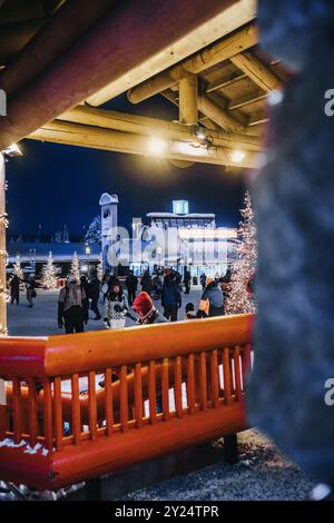 Centro del Villaggio di Babbo Natale nella notte polare a Rovaniemi, Lapponia Foto Stock