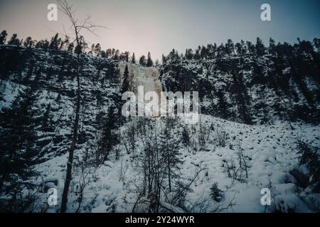 Cascata ghiacciata sulla scogliera innevata nel Korouoma Canyon, Lapponia Foto Stock