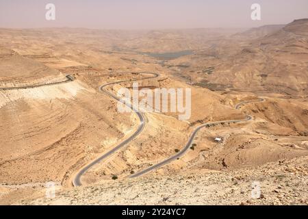 Punto panoramico sull'autostrada 35 in Giordania: La diga di Mujib Moujib sul fiume Wadi Mujib, tra le città di Madaba e Kerak Foto Stock