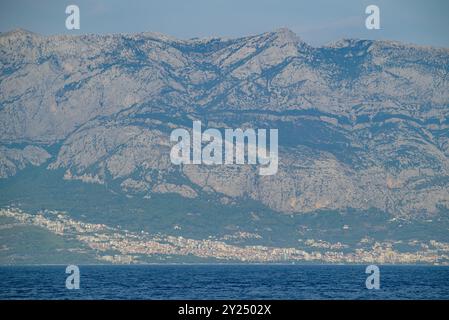 Vista della catena montuosa Biokovo delle Alpi Dinariche dalla riviera di Makarska, la costa adriatica della Croazia Foto Stock