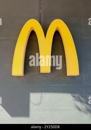 Palmanova, Spagna; 10 agosto 2024: Facciata principale di un ristorante fast food della multinazionale McDonalds, nella località turistica di Palm Foto Stock