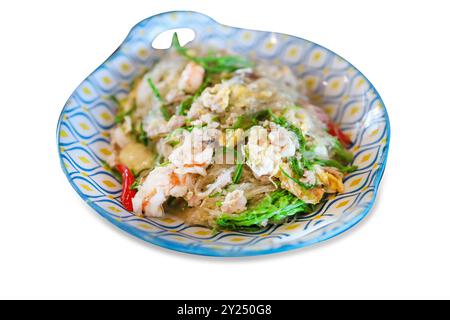 Tagliate a pezzi di vermicelli fritti thailandesi con gamberi, omelette e saltellino su bianco isolato. Foto Stock