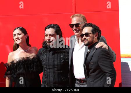 Italia, Lido di Venezia, 07 settembre 2024: Isabelle Fuhrman, Bernardo Velasco, il regista Kevin Costner e Alejandro Edda partecipano all'Horizon: an Amer Foto Stock