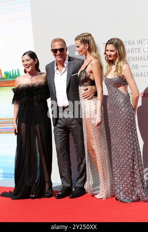 Italia, Lido di Venezia, 07 settembre 2024: Isabelle Fuhrman, Direttore Kevin Costner, Abbey Lee e Georgia MacPhail partecipano all'Horizon: an American Foto Stock