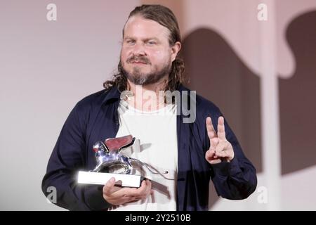 Italia, Lido di Venezia, 07 settembre 2024: Brady Corbet posa con il Leone d'Argento come miglior regista per "il brutalista" durante la 81° Venezia Foto Stock