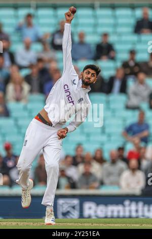 Londra, Regno Unito. 9 settembre 2024. Shoaib Bashir d'Inghilterra consegna il pallone durante il 3° Rothesay test Match Day Four England contro Sri Lanka al Kia Oval, Londra, Regno Unito, 9 settembre 2024 (foto di Mark Cosgrove/News Images) a Londra, Regno Unito il 9/9/2024. (Foto di Mark Cosgrove/News Images/Sipa USA) credito: SIPA USA/Alamy Live News Foto Stock