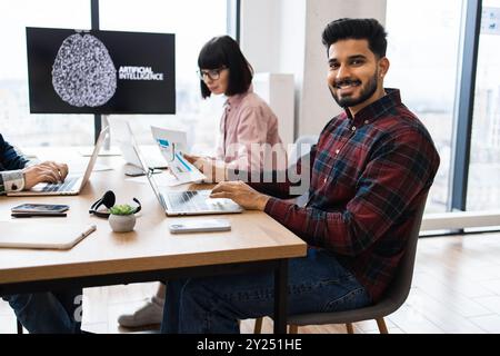 Team che collabora al progetto di intelligenza artificiale in un ufficio moderno Foto Stock