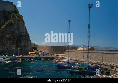 Tradizionali pescherecci di pesce spada nel porto di Scilla, una cittadina della Calabria, Italia, che si affaccia sul Mar Tirreno e sullo stretto di Messina. La zona ha una tradizione di pesca del pesce spada che risale a più di 2.000 anni fa. Foto Stock