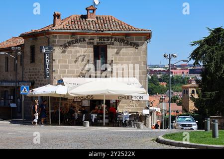 Avila, Castilla y Leon, Spagna - 17 agosto 2024: Ristorante tipico di roas manzo e bistecche nella città vecchia di Avila Foto Stock