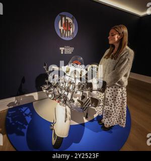 sotheby's London 09 Set 2024 Una Vespa utilizzata nel tour WHO's Quadrophenia viene anche venduta per conto di Teenage Cancer Trust., Est £20.000-30.000 crediti: Paul Quezada-Neiman/Alamy Live News Foto Stock