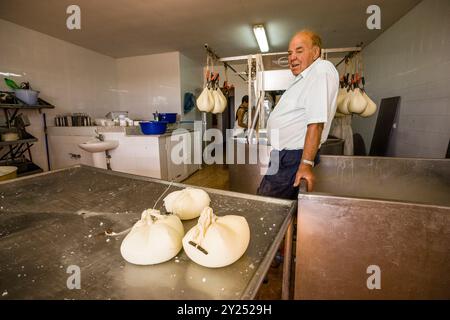 Formaggio fresco sgocciolato, fabbricazione artigianale di formaggio Mahon, Alcaiduset, Alaior, Minorca, Isole Baleari, Spagna. Foto Stock