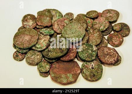 Monete di bronzo trovate nella nave affondata di Favàritx, Museo di Minorca, Mahón, Isole Baleari, Spagna. Foto Stock