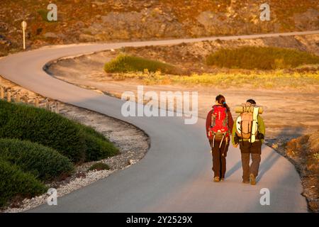 Escursionisti lungo il percorso, sentiero a cavallo (Cami de Cavalls) GR223, Cap de Favàritx, Minorca, riserva della Biosfera, Isole Baleari, Spagna. Foto Stock