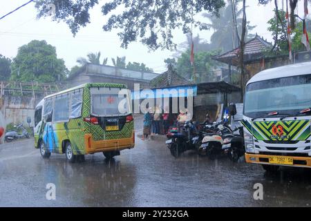 Bali in Indonesia - 5 febbraio 2024: Pioggia intensa durante il mosaico piovoso di febbraio Foto Stock