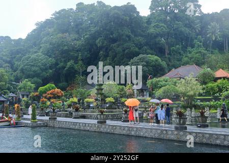 Bali in Indonesia - 5 febbraio 2024: Pioggia intensa durante il mosaico piovoso di febbraio Foto Stock