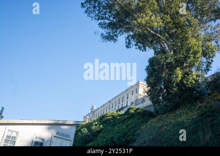 Alcatraz, un'ex prigione di massima sicurezza situata sull'isola di Alcatraz nella baia di San Francisco, è conosciuta per il suo passato famoso e la sua splendida posizione. IT Foto Stock