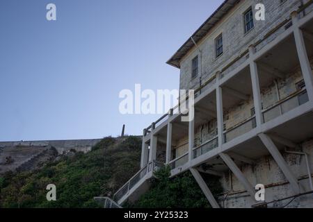 Alcatraz, un'ex prigione di massima sicurezza situata sull'isola di Alcatraz nella baia di San Francisco, è conosciuta per il suo passato famoso e la sua splendida posizione. IT Foto Stock