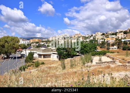 Jerash in Giordania - 7 maggio 2024: Vista della città moderna dal Museo Archeologico Foto Stock