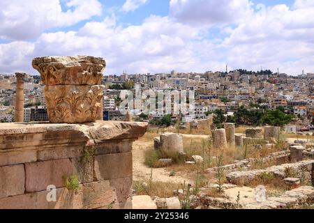 Jerash in Giordania - 7 maggio 2024: Vista della città moderna dal Museo Archeologico Foto Stock