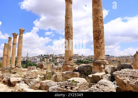 Jerash in Giordania - 7 maggio 2024: Vista della città moderna dal Museo Archeologico Foto Stock