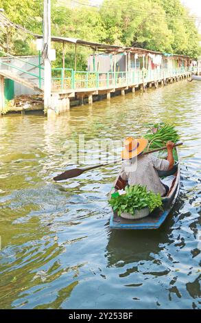 Venditore di verdure fresche dalla sua barca, mercato galleggiante di Khlong Lad Mayom a Bangkok, Thailandia Foto Stock