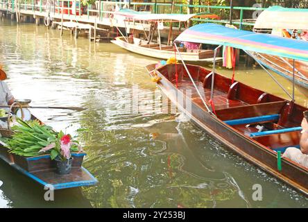 Venditore di foglie di panda per cucinare ingredienti dalla sua barca, mercato galleggiante di Khlong Lad Mayom a Bangkok, Thailandia Foto Stock