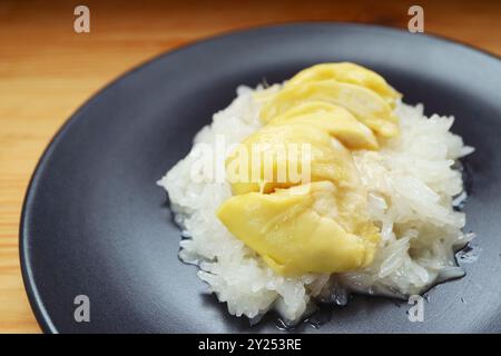 Delizioso dessert thailandese di riso appiccicoso con latte duriano e cocco chiamato Kao Niaow Turian Foto Stock