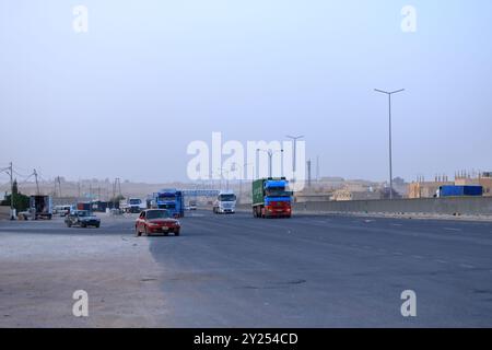 Giordania in Medio Oriente - 11 maggio 2024: Impressioni di un'autostrada della giordania in serata Foto Stock