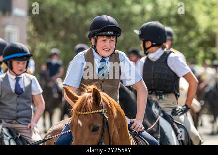 Hawick, Scottish Borders, Scozia, Regno Unito. 11 maggio 2024. I cavalieri si riuniscono nella città di Hawick per iniziare la stagione di equitazione Border Common Foto Stock