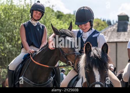 Hawick, Scottish Borders, Scozia, Regno Unito. 11 maggio 2024. I cavalieri si riuniscono nella città di Hawick per iniziare la stagione di equitazione Border Common Foto Stock