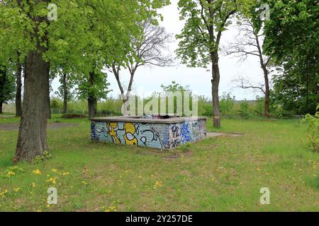 Werder (Havel), Brandeburgo in Germania - 14 aprile 2024: Vecchio ristorante rovinato e sala da ballo Friedrichshöhe in una giornata nuvolosa Foto Stock