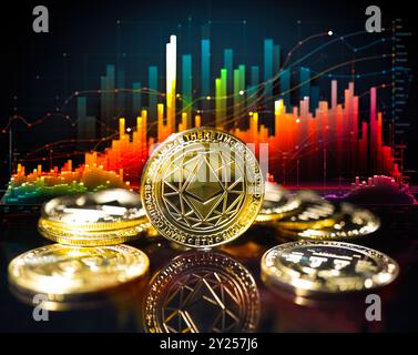 Monete d'oro Ethereum su sfondo futuristico e astratto dei grafici azionari. Concetto finanziario e di investimento. Foto Stock