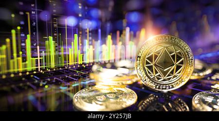 Monete d'oro Ethereum su sfondo futuristico e astratto dei grafici azionari. Concetto finanziario e di investimento. Foto Stock
