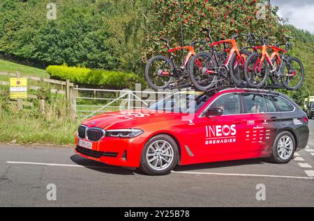 Ineos Grenadiers team car con moto da pilota sul tetto che gira all'inizio di Scott's View King of the Mountains Climb, Stage 1 Mens Tour of Britain 2024 Foto Stock