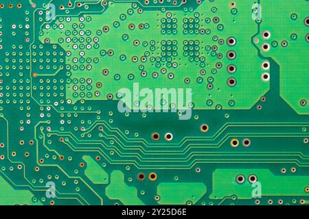 Primo piano di una scheda a circuito stampato verde con componenti elettronici e chip Foto Stock