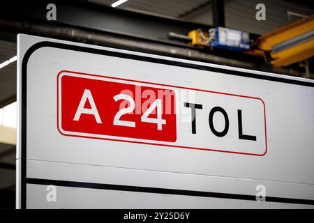 HOOGEVEEN - produzione di segnali a pedaggio per il collegamento Blankenburg. Il tunnel autostradale tra la A20 e la A15 aprirà alla fine di quest'anno. Questa sarà un'importante arteria stradale nella provincia dell'Olanda meridionale e diventerà una strada a pedaggio. ANP ROBIN VAN LONKHUIJSEN netherlands Out - belgio Out Foto Stock