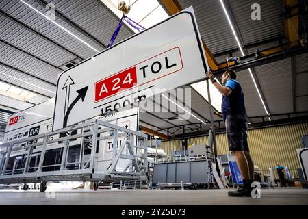 HOOGEVEEN - produzione di segnali a pedaggio per il collegamento Blankenburg. Il tunnel autostradale tra la A20 e la A15 aprirà alla fine di quest'anno. Questa sarà un'importante arteria stradale nella provincia dell'Olanda meridionale e diventerà una strada a pedaggio. ANP ROBIN VAN LONKHUIJSEN netherlands Out - belgio Out Foto Stock