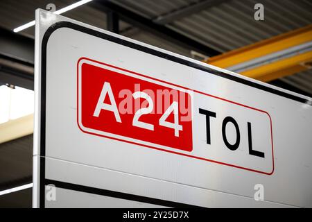 HOOGEVEEN - produzione di segnali a pedaggio per il collegamento Blankenburg. Il tunnel autostradale tra la A20 e la A15 aprirà alla fine di quest'anno. Questa sarà un'importante arteria stradale nella provincia dell'Olanda meridionale e diventerà una strada a pedaggio. ANP ROBIN VAN LONKHUIJSEN netherlands Out - belgio Out Foto Stock