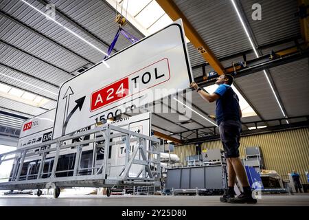 HOOGEVEEN - produzione di segnali a pedaggio per il collegamento Blankenburg. Il tunnel autostradale tra la A20 e la A15 aprirà alla fine di quest'anno. Questa sarà un'importante arteria stradale nella provincia dell'Olanda meridionale e diventerà una strada a pedaggio. ANP ROBIN VAN LONKHUIJSEN netherlands Out - belgio Out Foto Stock