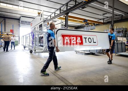 HOOGEVEEN - produzione di segnali a pedaggio per il collegamento Blankenburg. Il tunnel autostradale tra la A20 e la A15 aprirà alla fine di quest'anno. Questa sarà un'importante arteria stradale nella provincia dell'Olanda meridionale e diventerà una strada a pedaggio. ANP ROBIN VAN LONKHUIJSEN netherlands Out - belgio Out Foto Stock