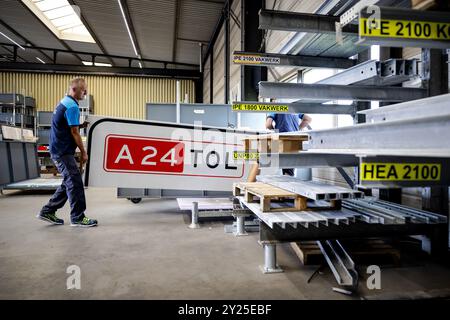 HOOGEVEEN - produzione di segnali a pedaggio per il collegamento Blankenburg. Il tunnel autostradale tra la A20 e la A15 aprirà alla fine di quest'anno. Questa sarà un'importante arteria stradale nella provincia dell'Olanda meridionale e diventerà una strada a pedaggio. ANP ROBIN VAN LONKHUIJSEN netherlands Out - belgio Out Foto Stock