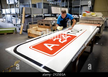 HOOGEVEEN - produzione di segnali a pedaggio per il collegamento Blankenburg. Il tunnel autostradale tra la A20 e la A15 aprirà alla fine di quest'anno. Questa sarà un'importante arteria stradale nella provincia dell'Olanda meridionale e diventerà una strada a pedaggio. ANP ROBIN VAN LONKHUIJSEN netherlands Out - belgio Out Foto Stock