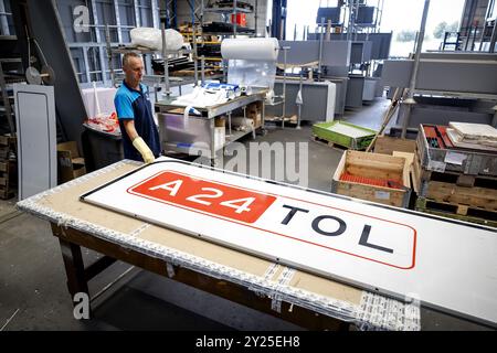 HOOGEVEEN - produzione di segnali a pedaggio per il collegamento Blankenburg. Il tunnel autostradale tra la A20 e la A15 aprirà alla fine di quest'anno. Questa sarà un'importante arteria stradale nella provincia dell'Olanda meridionale e diventerà una strada a pedaggio. ANP ROBIN VAN LONKHUIJSEN netherlands Out - belgio Out Foto Stock