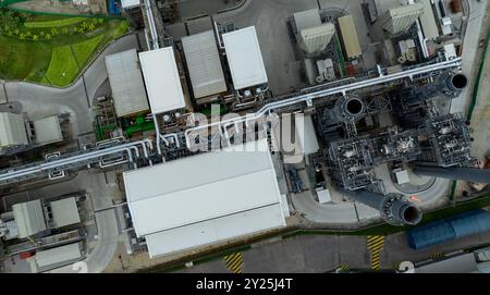 Vista aerea della centrale elettrica a turbina a gas. Impianto industriale di produzione di energia elettrica. Infrastruttura energetica del gas naturale, centrale elettrica con vista dall'alto. Verde Foto Stock